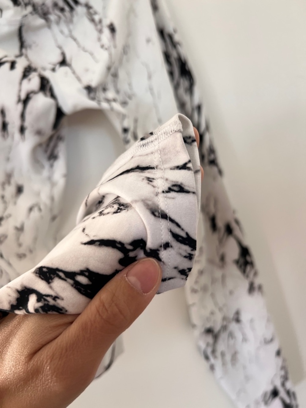 Beyond yoga M White Marble Print High-Waist Leggings - Picture 5 of 12